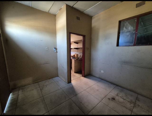 500M² WAREHOUSE FOR SALE IN KNIGHTS